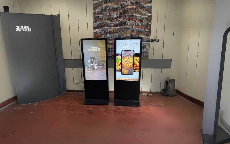 cho thuê standee điện tử
