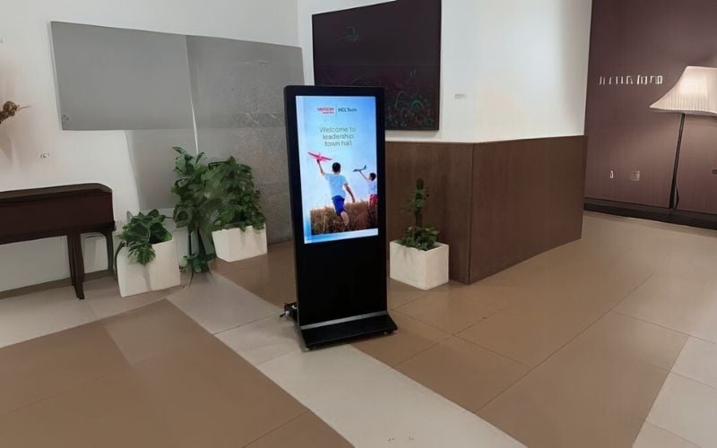 cho thuê standee điện tử