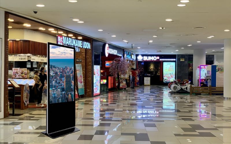 màn hình quảng cáo LCD chân đứng tại TTTM Vivo City