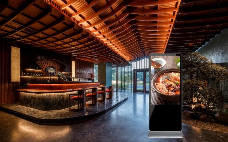 Triển khai màn hình quảng cáo chân đứng tại nhà hàng quận 5