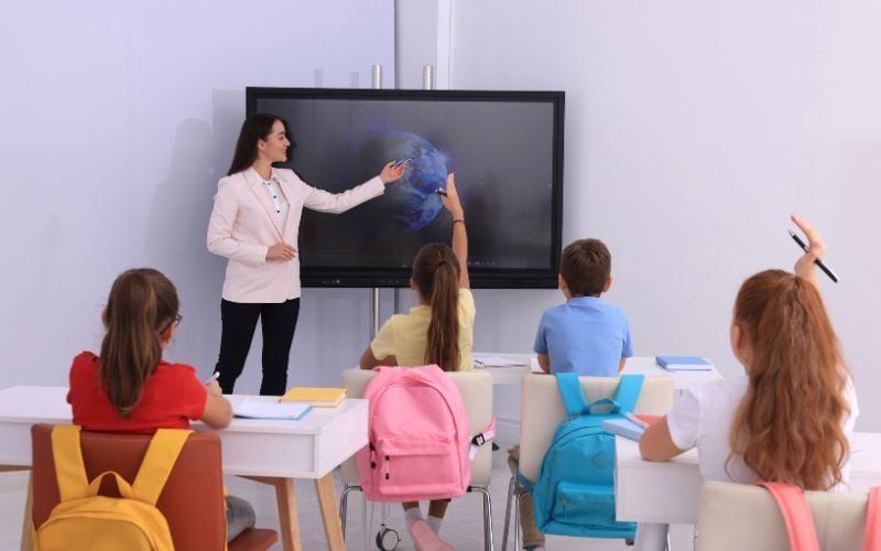 màn hình quảng cáo giáo dục trường học