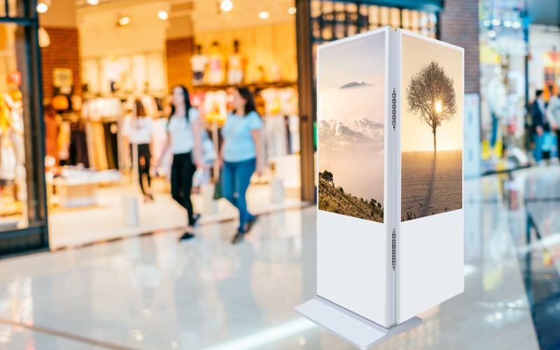 Màn hình chân đứng 2 màn hình tại trung tâm thương mại