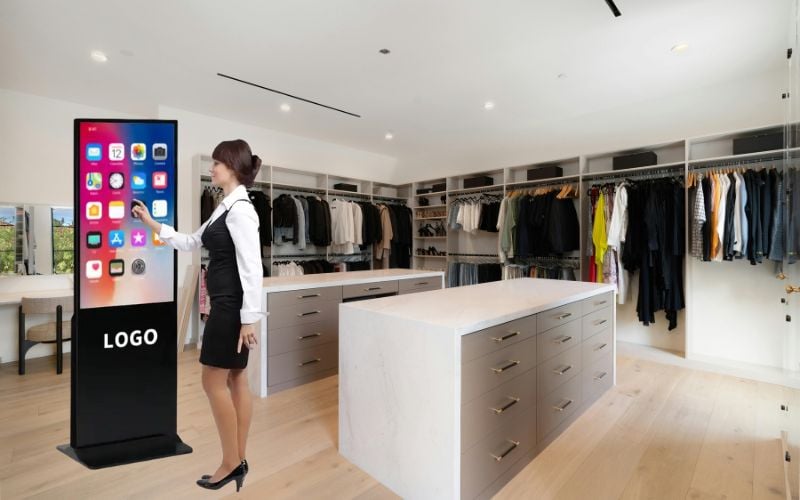 Màn hình quảng cáo cảm ứng tại cửa hàng thời trang
