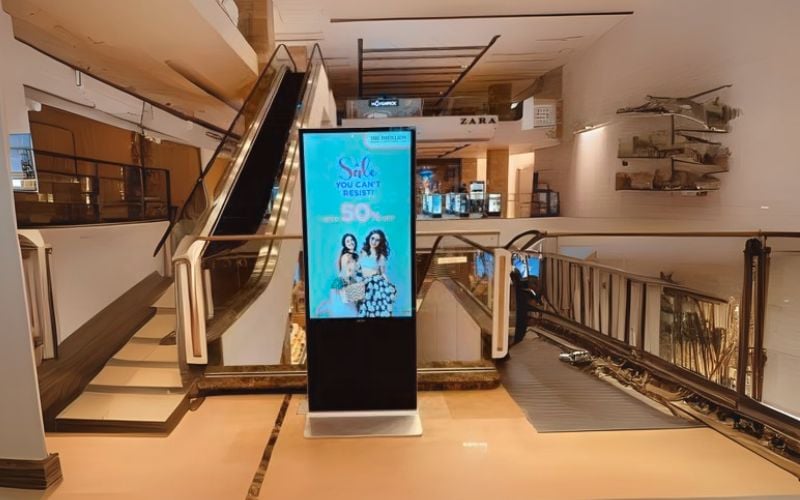 màn hình quảng cáo chân đứng 55 inch tại trung tâm thương mại