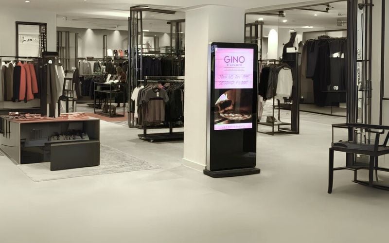 màn hình LCD chân đứng 55 inch tại cửa hàng thời trang