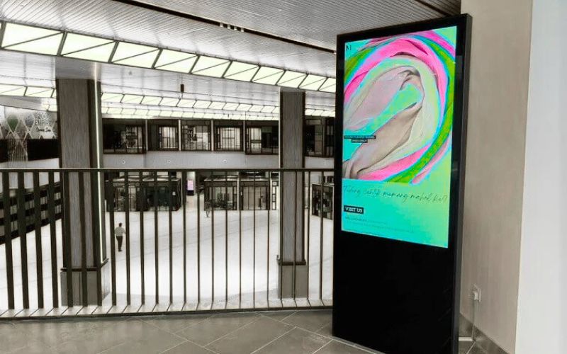 màn hình LCD quảng cáo 55 inch chân đứng tại hành lang
