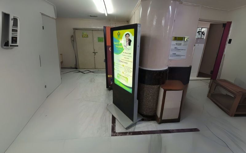 màn hình LCD quảng cáo chân đứng 55 inch tại bệnh viện