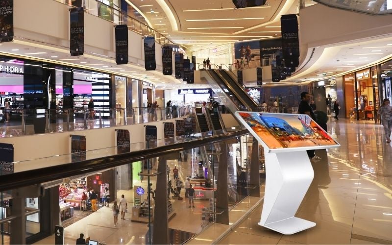 màn hình quảng cáo chân quỳ