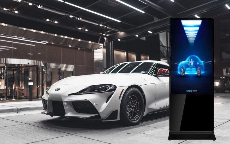 Màn hình LCD dọc trong showroom ô tô