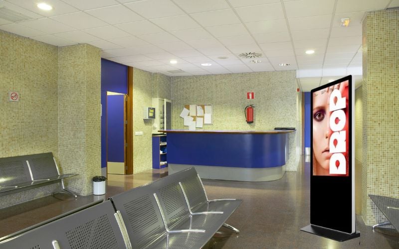 màn hình quảng cáo LCD chân đứng ngân hàng