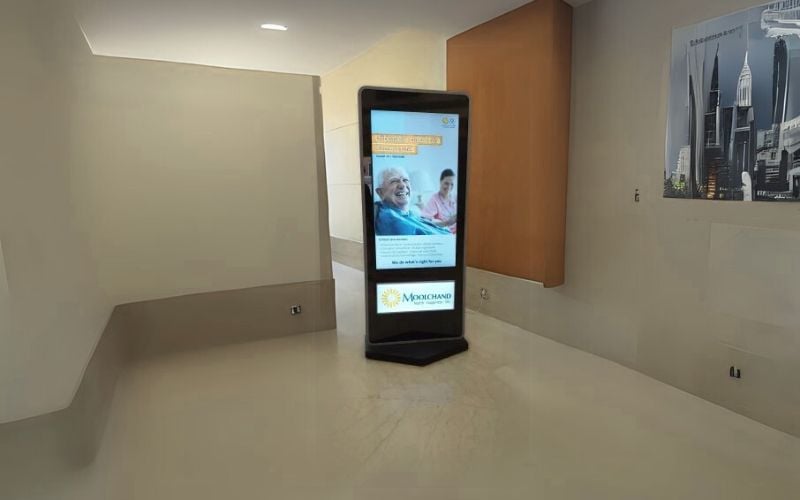 standee điện tử giá bao nhiêu
