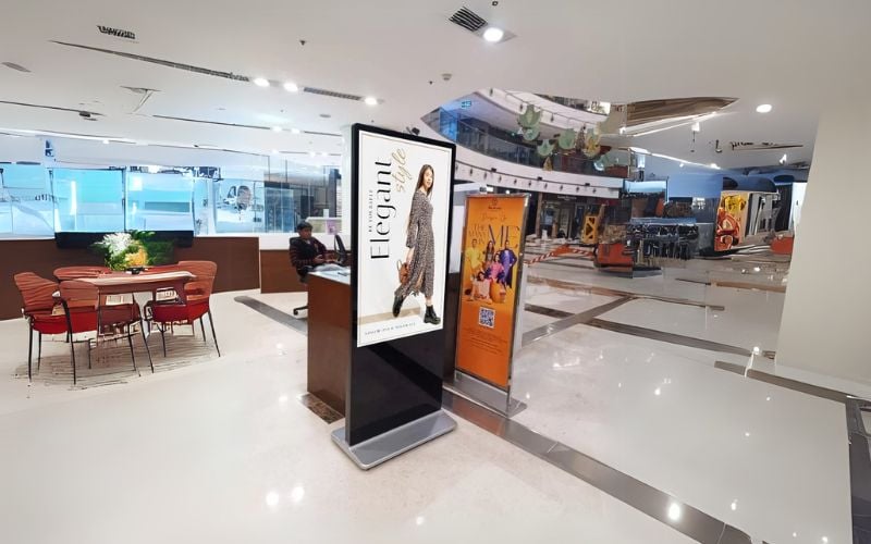 standee điện tử giá bao nhiêu