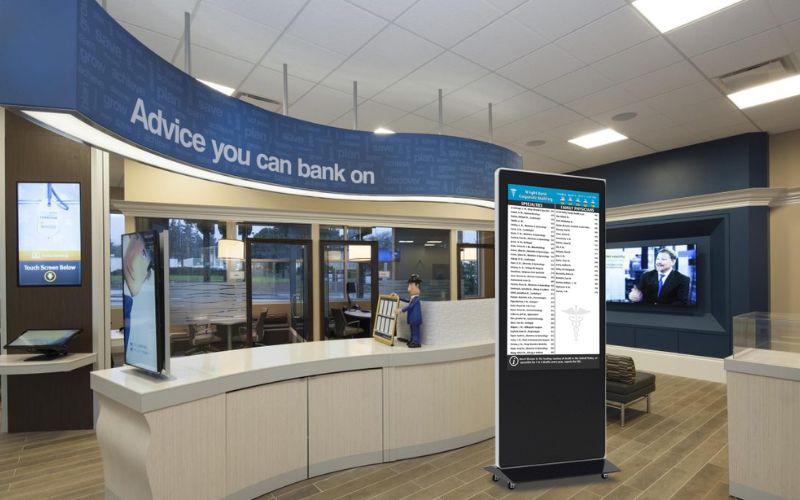 Digital standee chân đứng cho ngân hàng