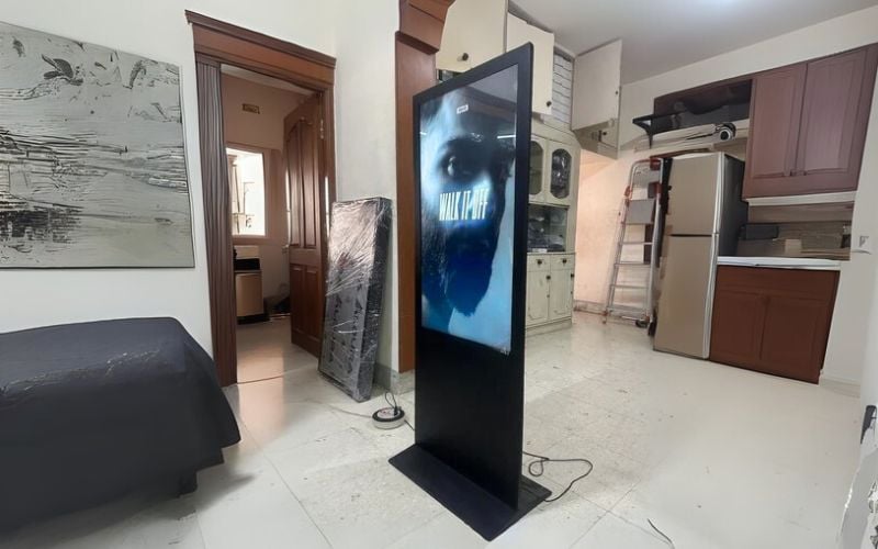 màn hình quảng cáo chân đứng 43 inch cho thuê