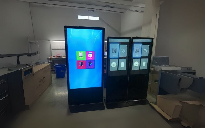 màn hình quảng cáo chân đứng cho thuê