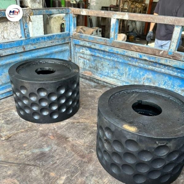 Vì Sao Nên Sử Dụng Thép SCM440 Sau Nhiệt Luyện Thể Tích Trong Chế Tạo Máy