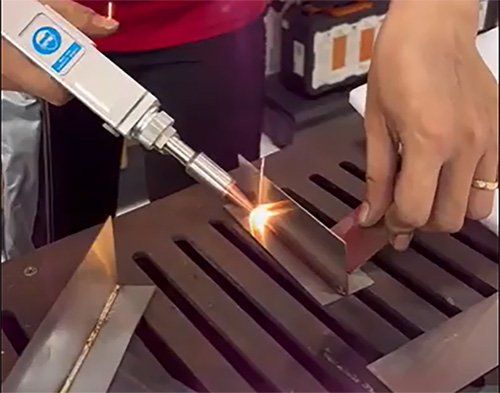 Máy hàn laser cầm tay : Ứng dụng dễ dàng và tiết kiệm thời gian - 1
