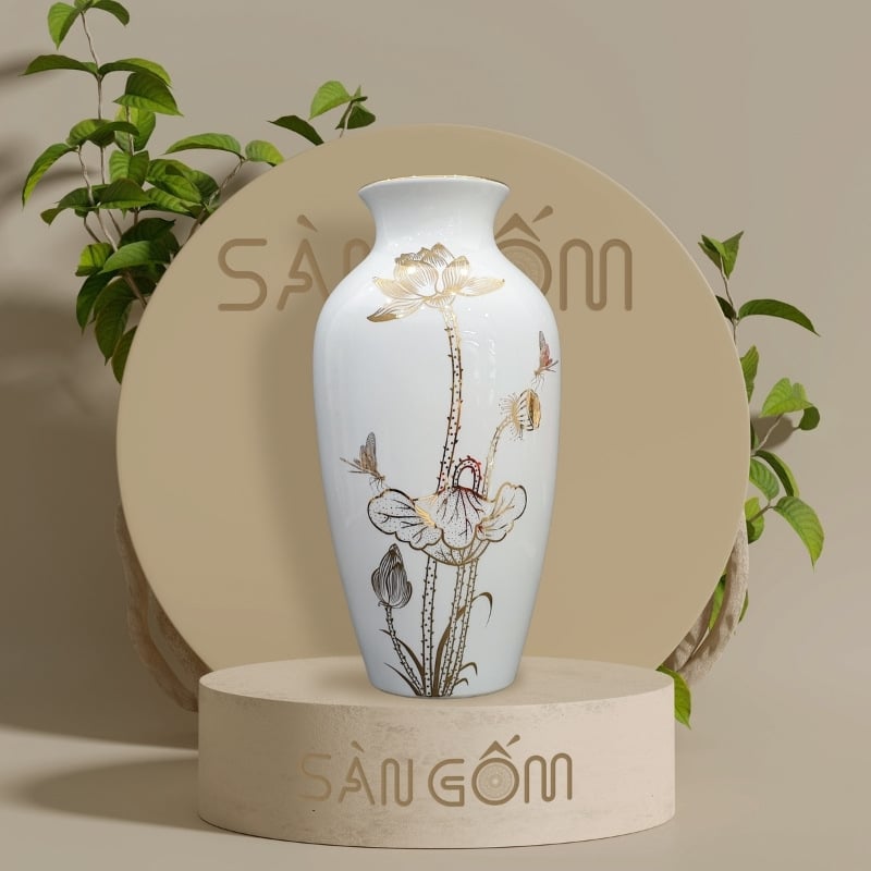 Hãy cùng ngắm nhìn bức tranh vẽ bình hoa sứ trắng với hoạ tiết sen chuồn vàng kim tuyệt đẹp. Sản phẩm này được làm thủ công tại làng gốm Bát Tràng nổi tiếng nên khách hàng có thể yên tâm về chất lượng sản phẩm. Đây sẽ là món quà ý nghĩa và đẹp mắt cho người thân của bạn.