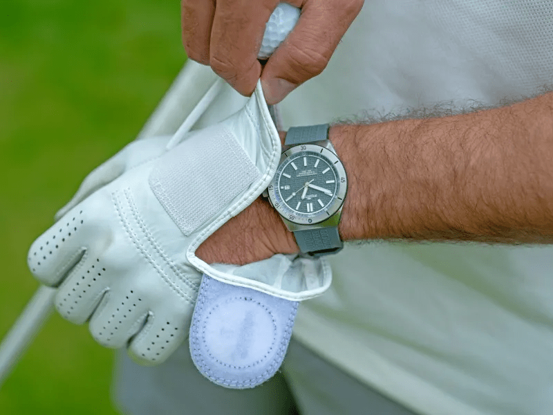 Bạn đeo găng tay đánh golf ở tay nào?
