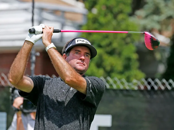 Gậy đánh golf Ping G30 màu hồng đặc trưng của Bubba Watson là một ví dụ về gậy đánh golf mà người chơi golf có thể mua