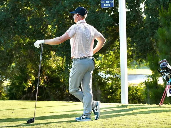 Rupe Taylor chơi golf trong nhà