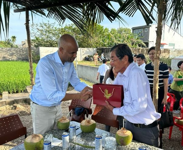 Bộ trưởng Phát triển Quốc tế Canada Ahmed Dirir Hussen thăm Trại Giống và nhà máy sản xuất Gạo Ông Cua