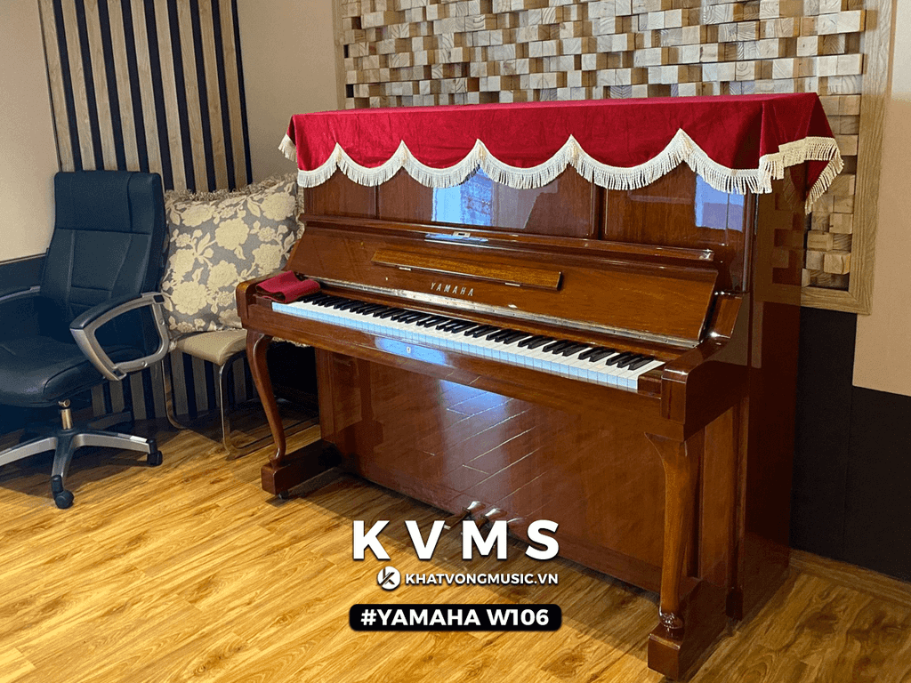 Piano cơ Yamaha W106 cổ điển màu vân gỗ tại nhà khách