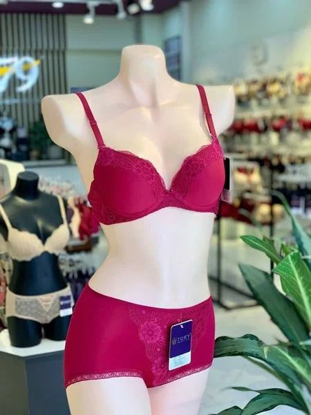 mua đồ lót màu đỏ dịp Tết Nguyên Đán