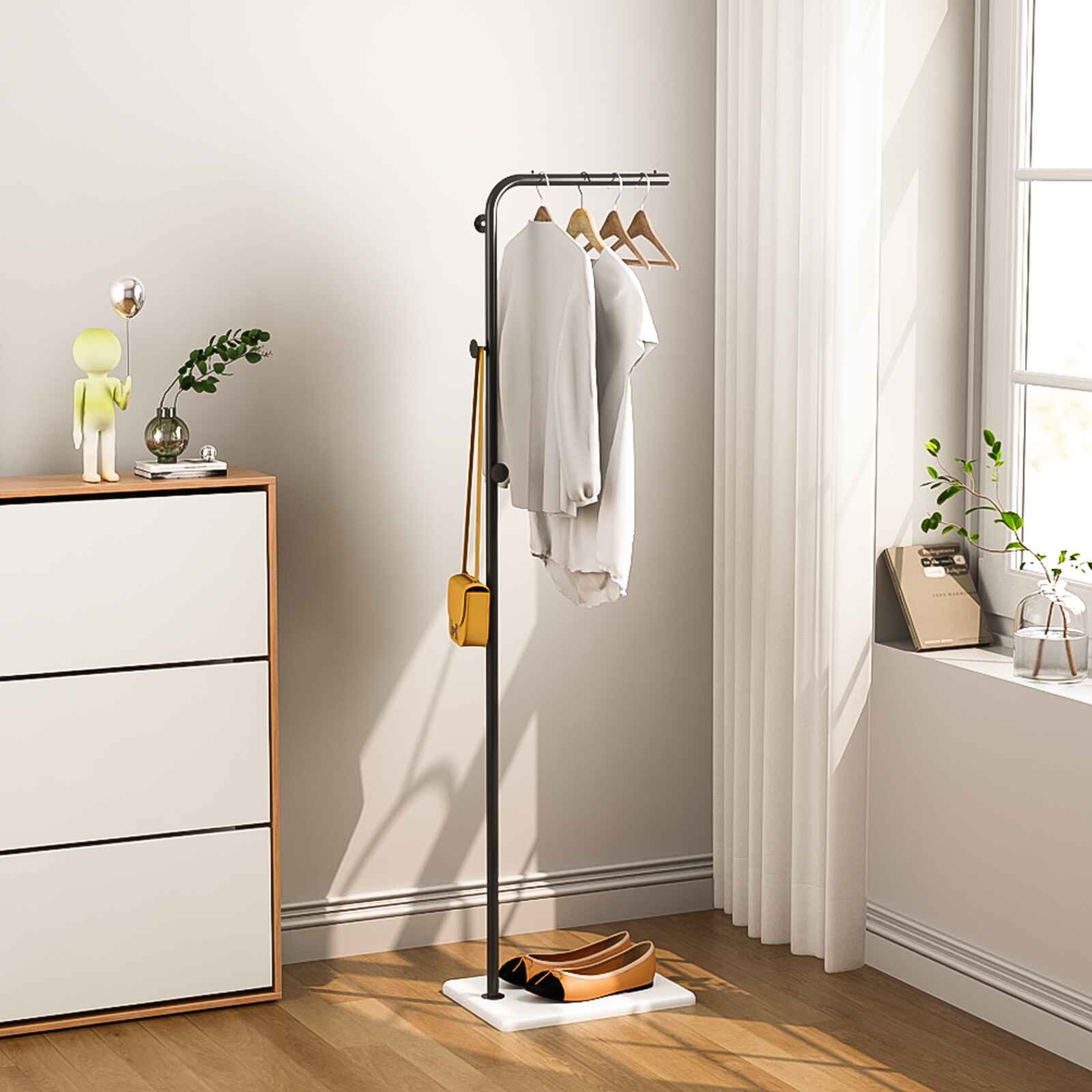 Cây treo quần áo uốn khung đen đế gỗ trắng