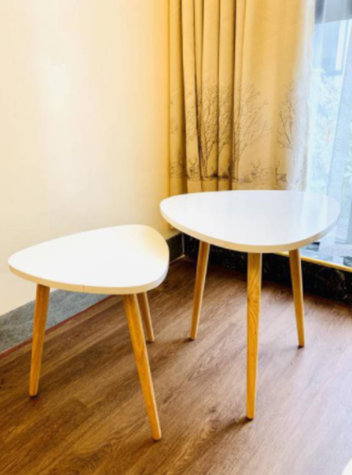Bàn tam giác vintage mặt rộng