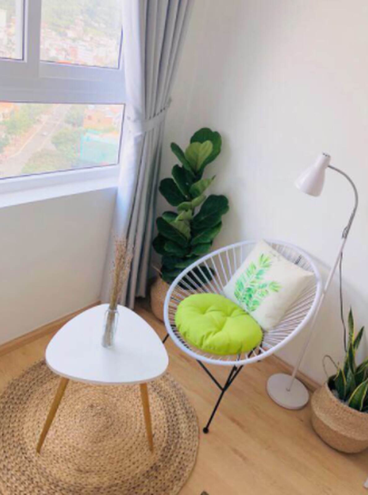 Bàn tam giác vintage mặt rộng