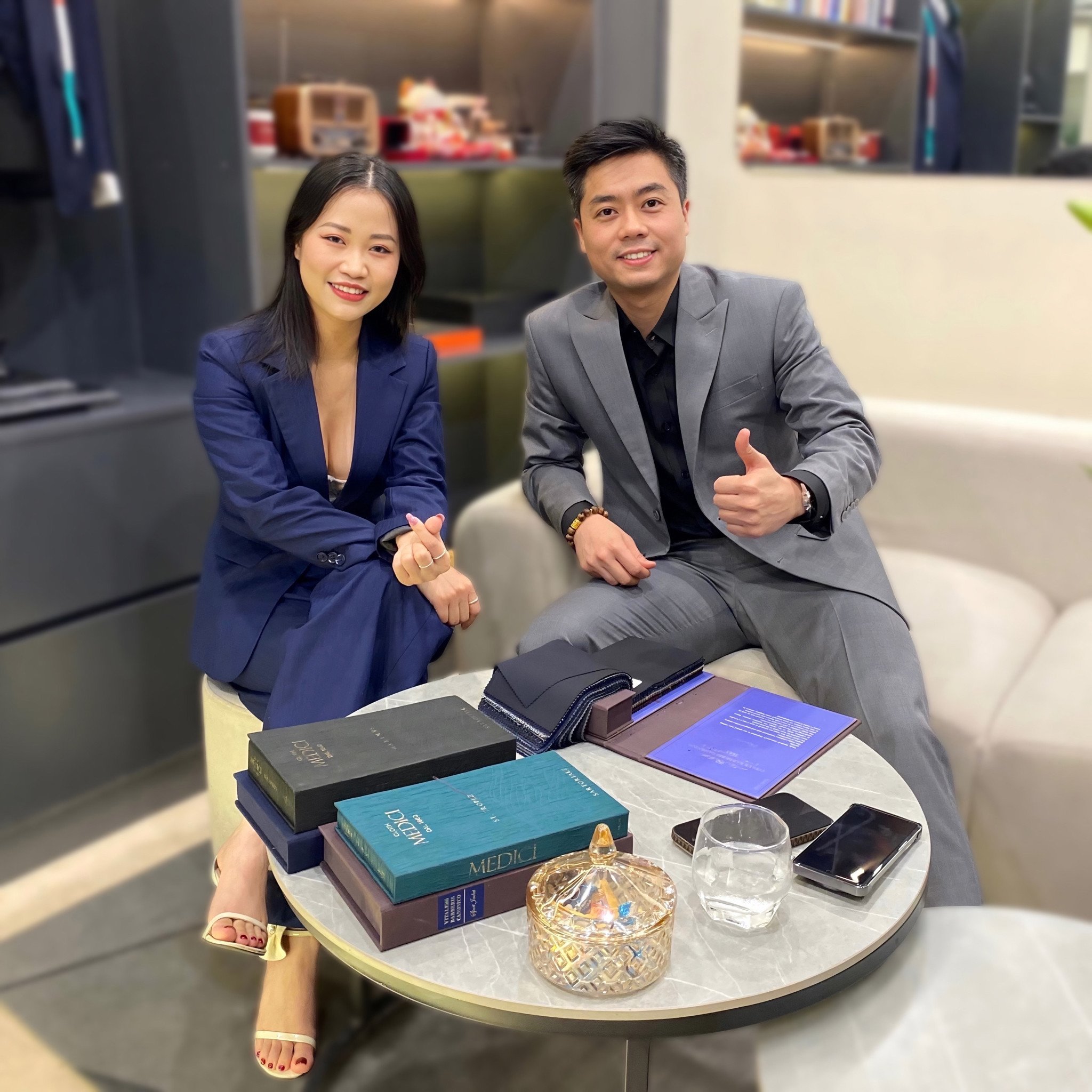 Anh Nguyễn Huy Hoàng trong bộ suit xám phục vụ cho công việc hằng ngày
