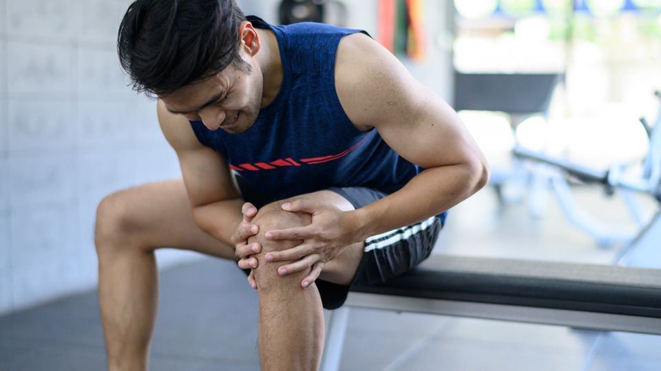 đau gối vì không khởi động trước khi tập