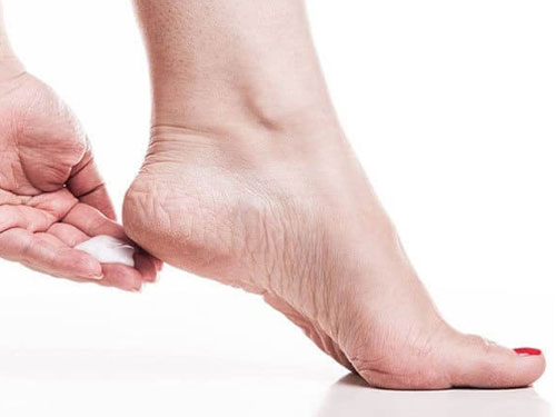 Hướng dẫn cách chăm sóc da chân bị khô vào mùa đông đơn giản, hiệu quả