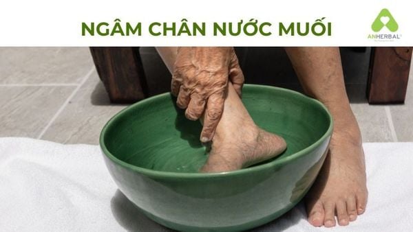 ngâm chân nước muối
