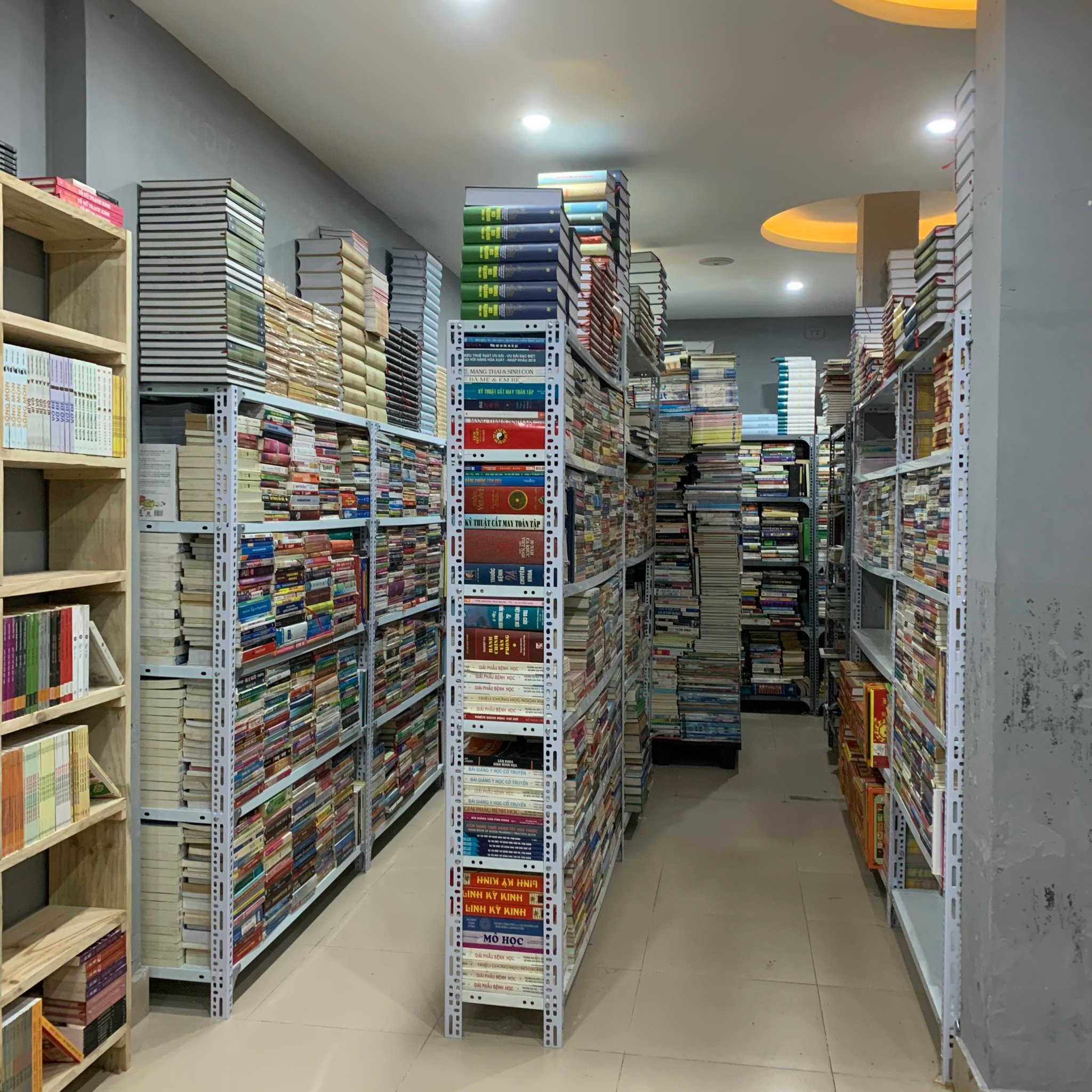 [Lưu ngay] TOP 10 cửa hàng sách cũ tại Hà Nội dành cho hội “mọt sách”
