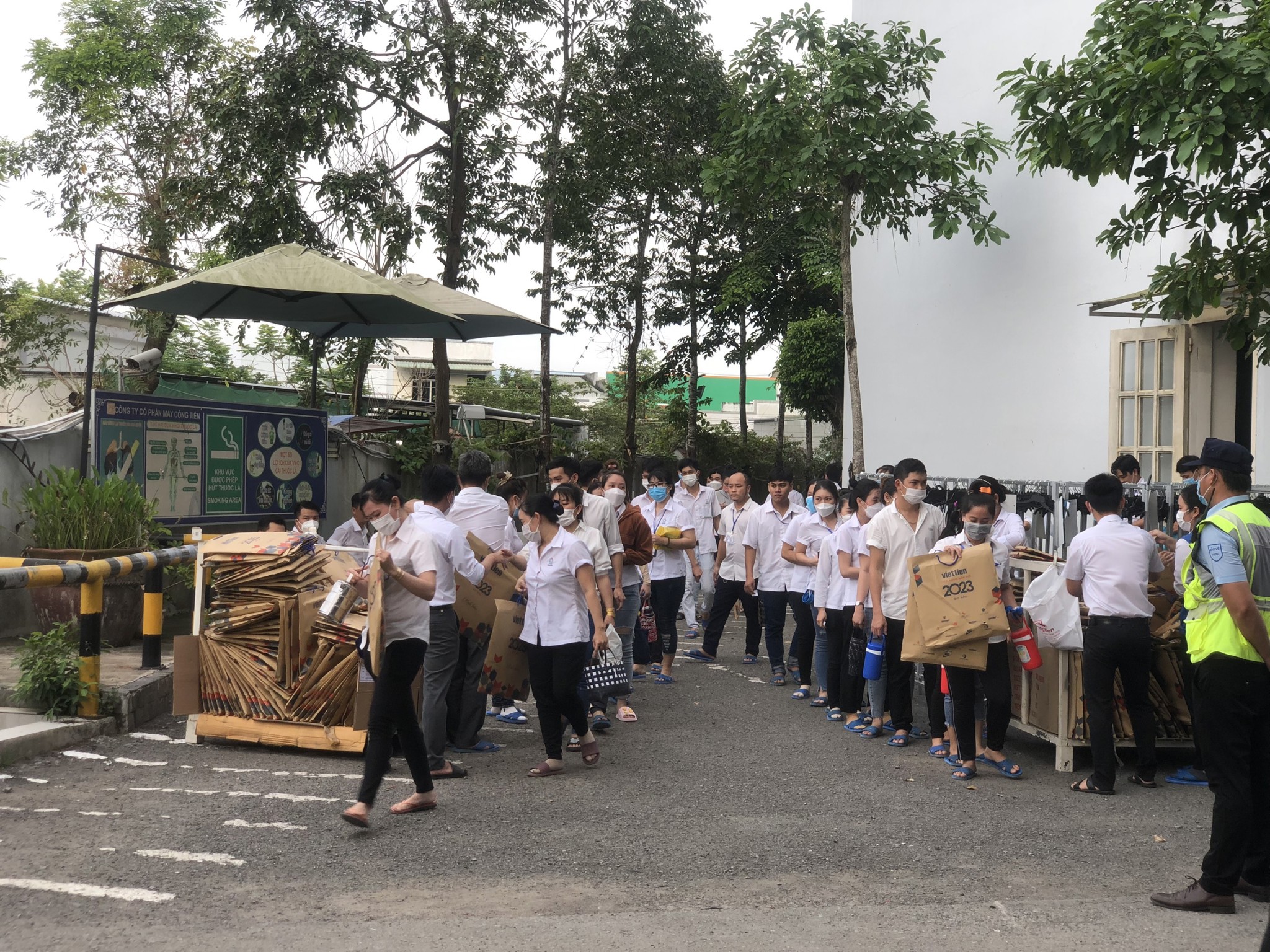 Công Tiến Phát Lịch Tết Cho Toàn Thể Cán Bộ - Công Nhân Viên Công Ty