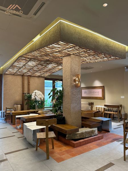 Bề mặt tường được phủ sơn hiệu ứng như một “chữ ký thẩm mỹ” riêng, giúp chuỗi thương hiệu ghi dấu ấn nhất quán và nổi bật trong thiết kế nội thất