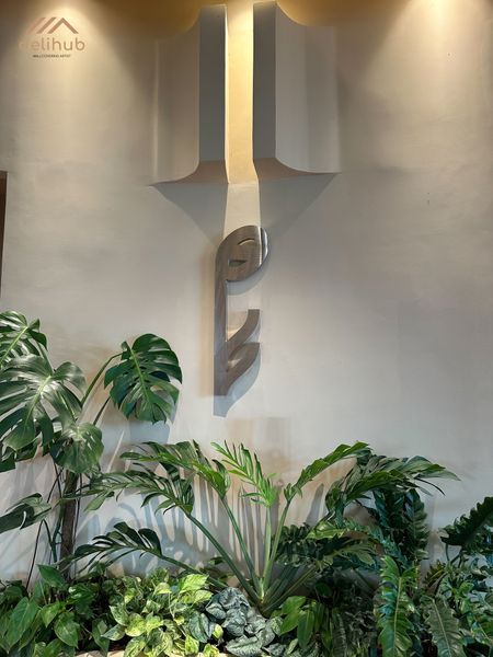 Bề mặt tường được phủ sơn hiệu ứng như một “chữ ký thẩm mỹ” riêng, giúp chuỗi thương hiệu ghi dấu ấn nhất quán và nổi bật trong thiết kế nội thất