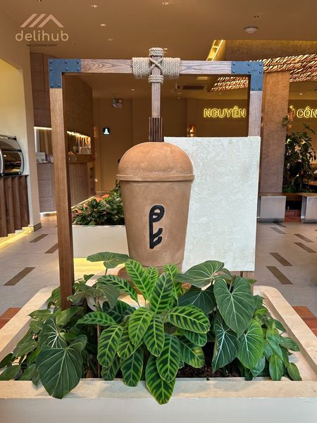 Bề mặt tường được phủ sơn hiệu ứng như một “chữ ký thẩm mỹ” riêng, giúp chuỗi thương hiệu ghi dấu ấn nhất quán và nổi bật trong thiết kế nội thất