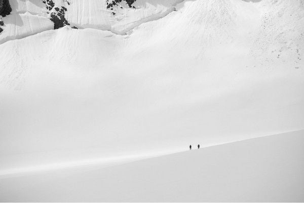 ảnh chụp hai người trong một núi tuyết