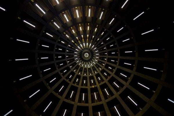 ảnh chụp bên trong một mái vòm tòa nhà với những ánh đèn tạo hiệu ứng cân bằng hướng tâm
