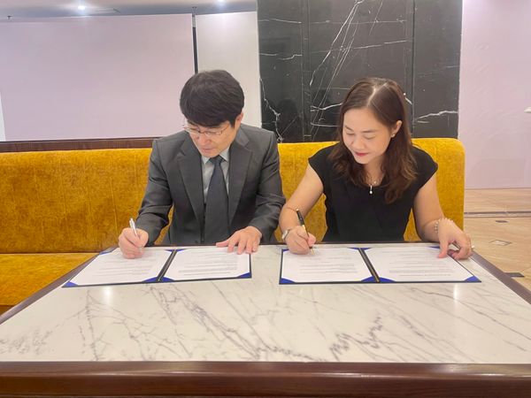Giám đốc Lê Hồng Quế Chi ký kết hợp tác cùng Uwicom