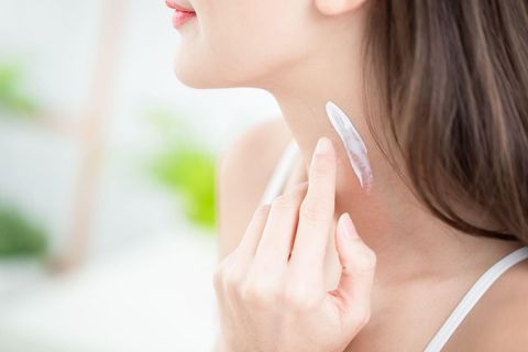 Chia sẻ bí quyết thoa kem dưỡng trắng da body từ các chuyên gia