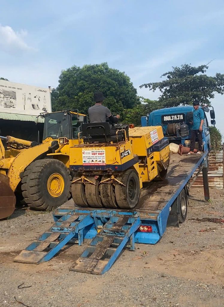 Việt Nhật bàn giao xe lu 4 tấn phục vụ nghiên cứu hệ thống tự lái cho xe lu trong xây dựng đường giao thông.