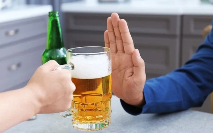 hạn chế rượu bia giúp giảm đau đầu về chiều