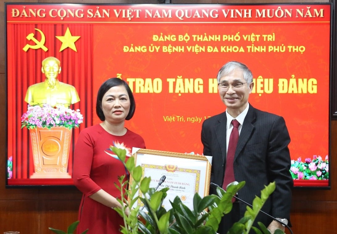 Tiền Thưởng Huy Hiệu Đảng Các Mốc 30, 40, 45, 50, 55, 60, 65, 70, 75, 80, 85, 90 Năm