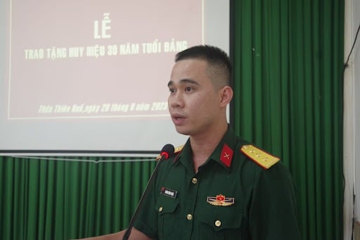 Mẫu dàn ý bài phát biểu cảm tưởng nhận huy hiệu đảng