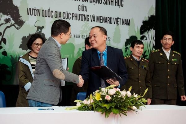 Đại diện Menard Việt Nam (trái) và Vườn quốc gia Cúc Phương (phải) trao nhau cái bắt tay tràn đầy hy vọng.