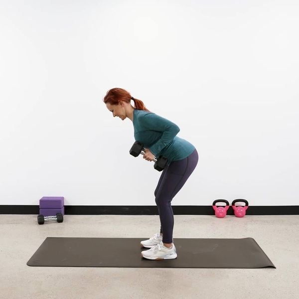 Bài tập tạ tay cho nữ Bent-Over Row phát triển cơ lưng, vai